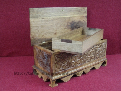 Arca tallada en madera de roble