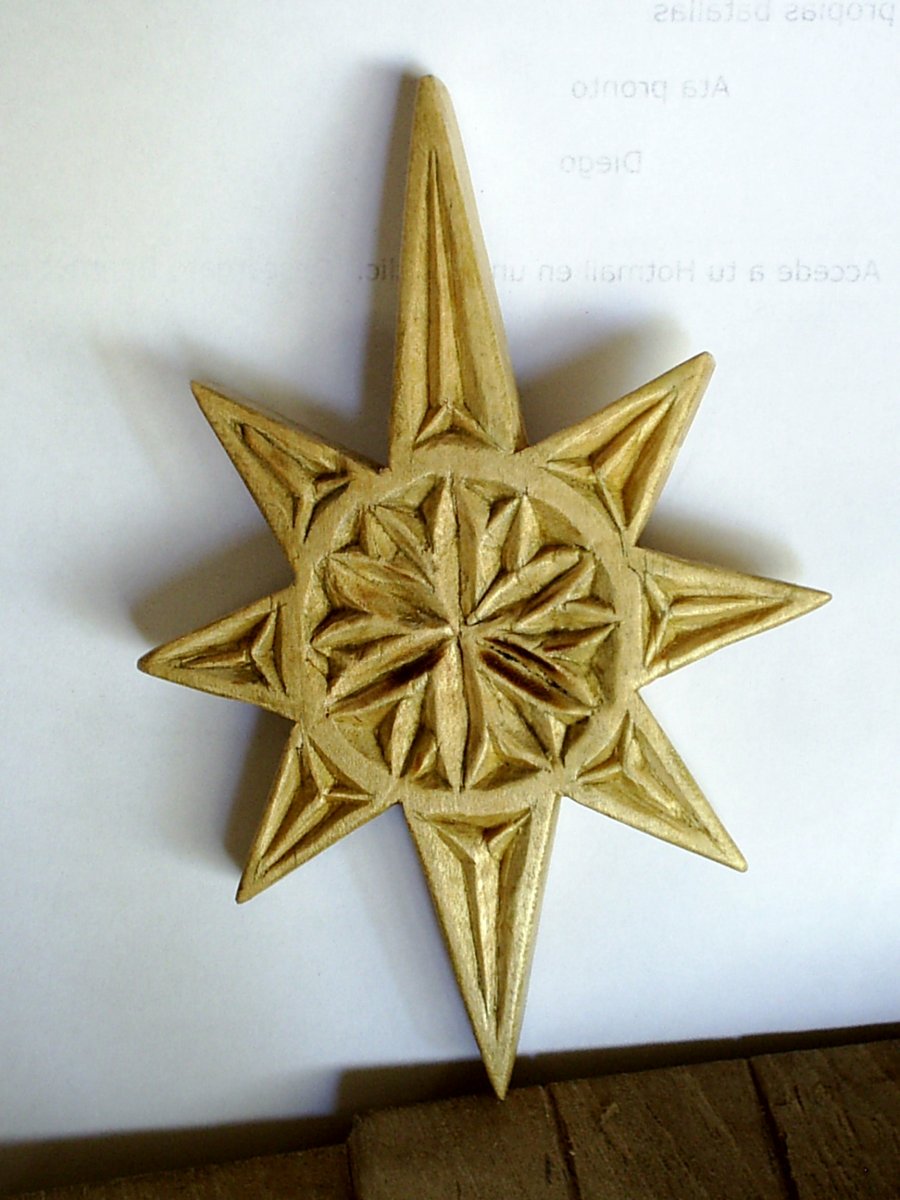 Estrella con inicial y motivo geometrico. por Pablo Cabria