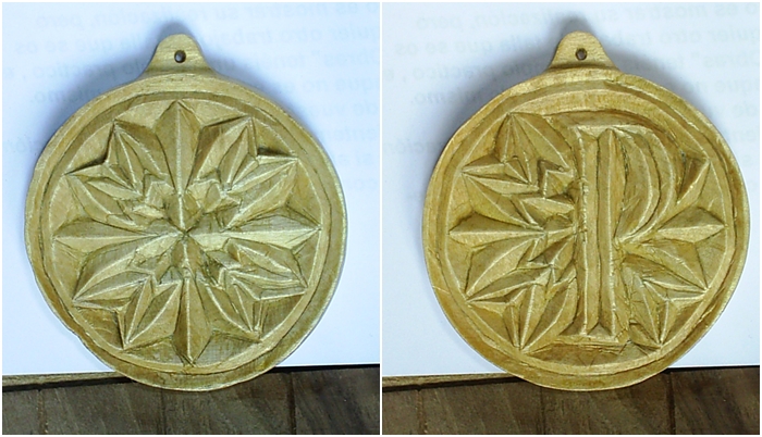 Medallon con inicial, por Pablo Cabria