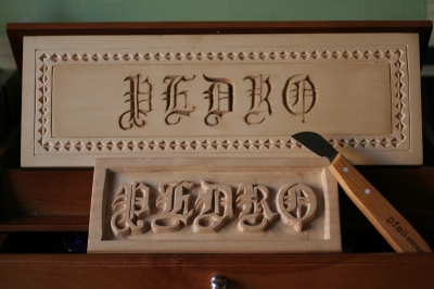 Letra gótica en relieve y Chip Carving