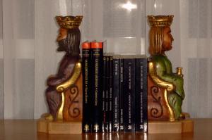 reyes romanicos para sujetar libros