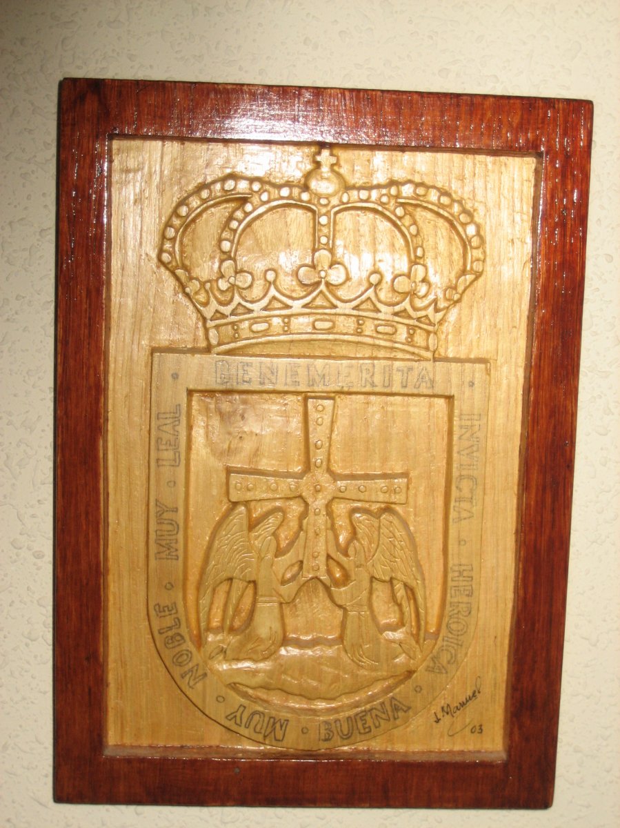 Escudo de Oviedo en castaño