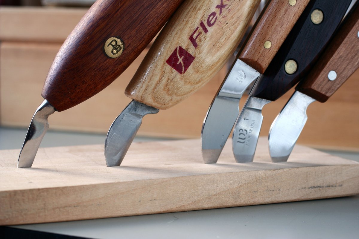 Cinco cuchillos de Chip carving