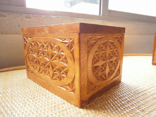 Caja Chip Carving - Ponent . Vista laterales
