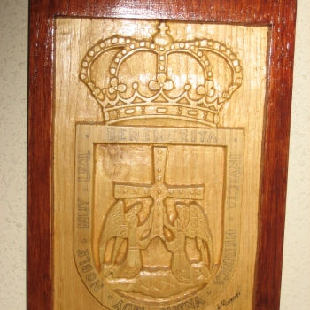 Escudo de Oviedo en castaño