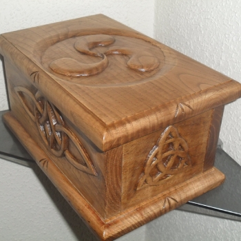 Caja motivos celtas tallada en castaño