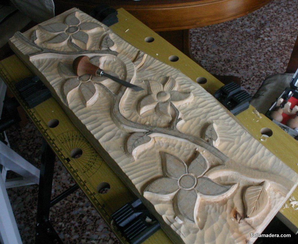El relieve con las flores ya perfiladas