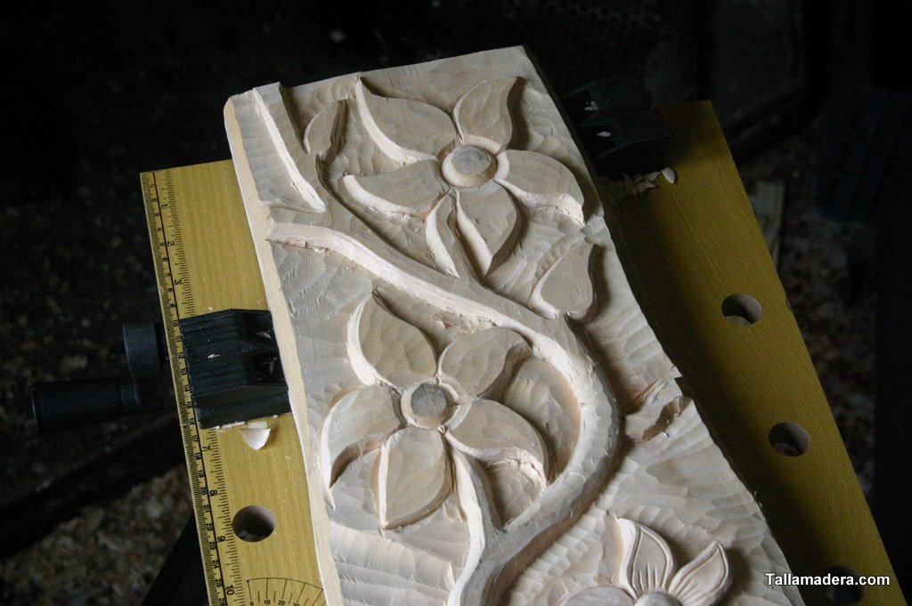 Detalle del relieve: la flor y el tallo