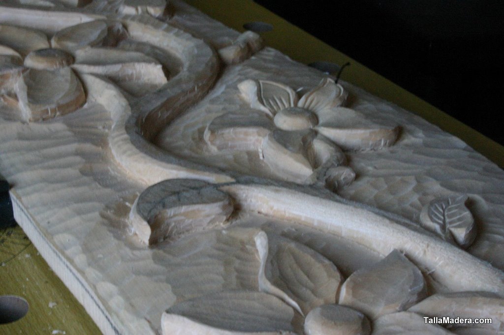 El relieve con las flores y las hojas ya perfiladas