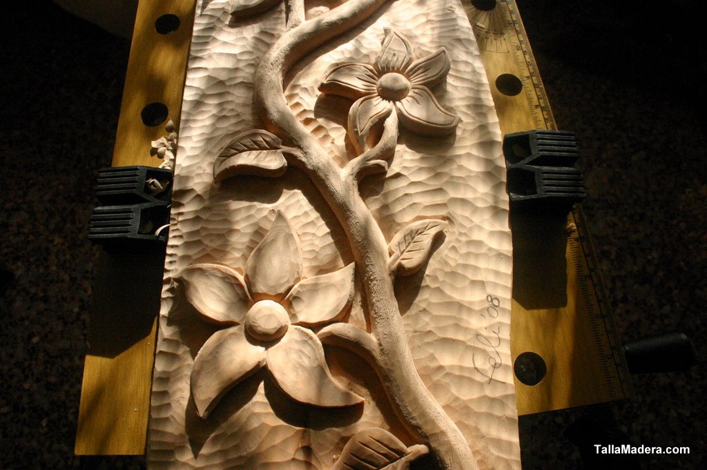 Vista general del relieve de flores terminado