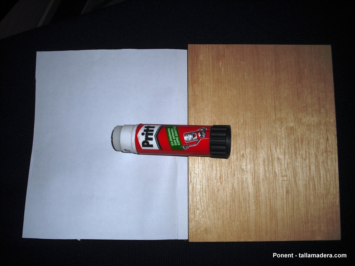 El dibujo impreso y la tabla, con la barra de pegamento