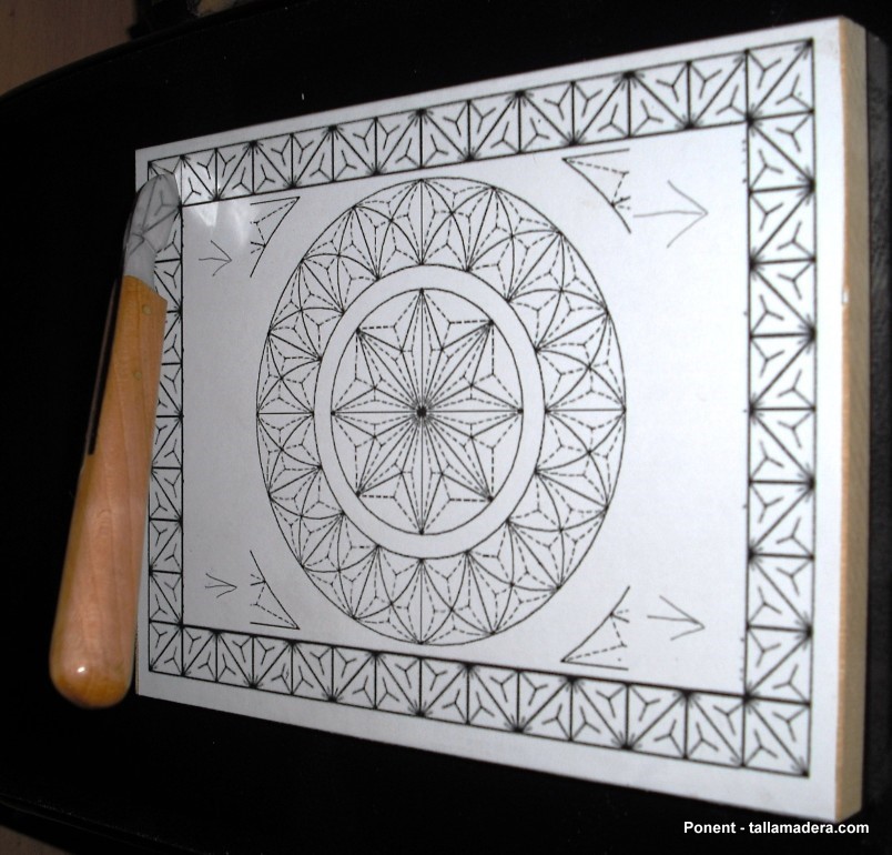 El dibujo ya pegado, con las flechas que marcan la veta