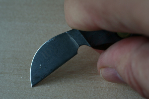 Posición del cuchillo de chip carving sobre la madera