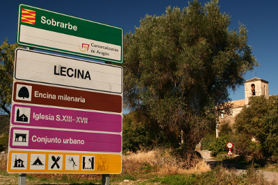 Señales de Lecina con la indicación de la encina milenaria