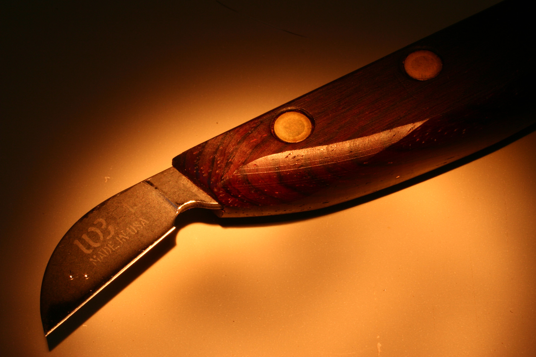 El cuchillo Wayne Barton, con mango de palo rosa