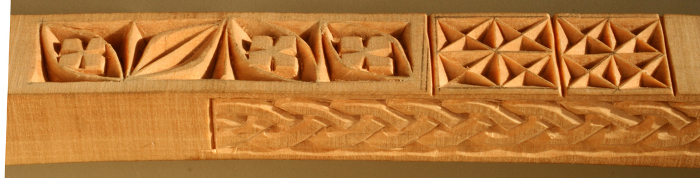 Ejemplo de Feli: motivos de chip carving en una tira de madera