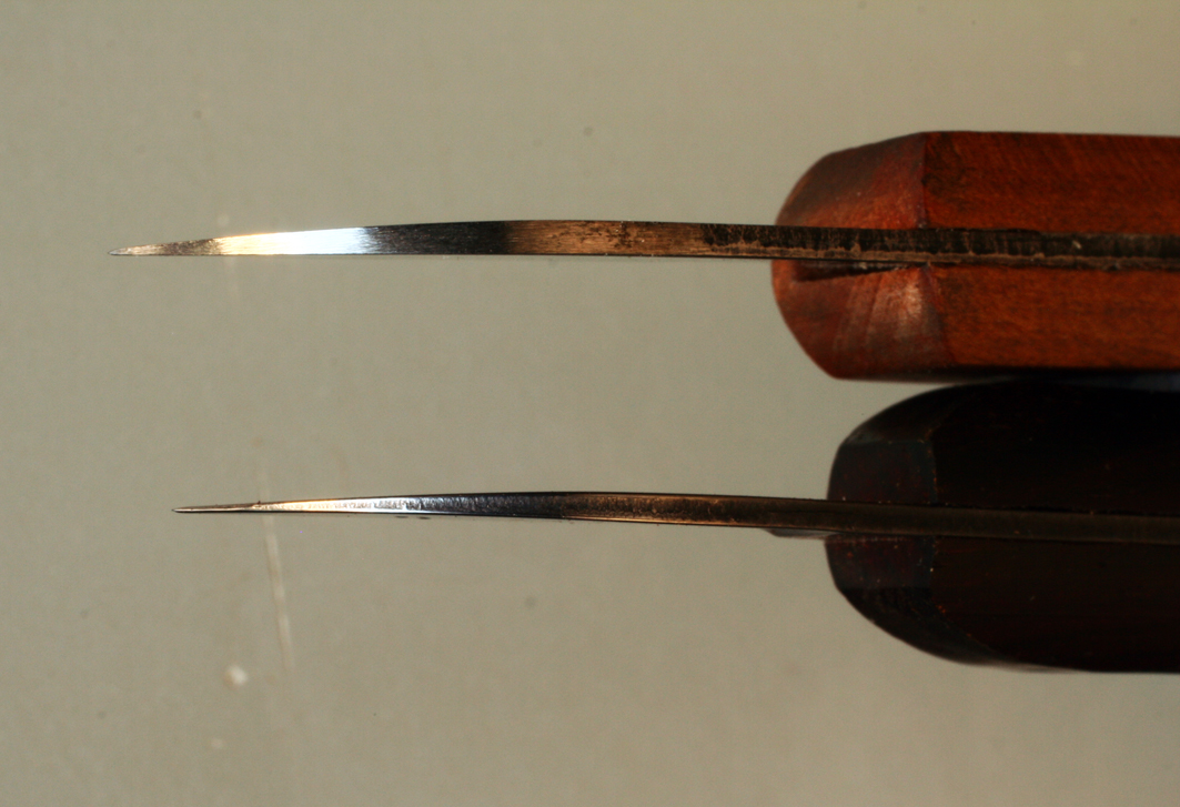 Dos cuchillos de chip carving, vistos de perfil