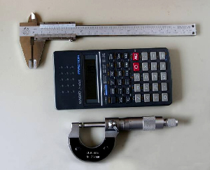 Calibre, micrómetro y calculadora, los instrumentos de medición