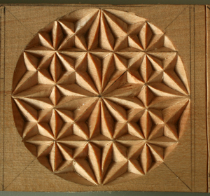 Rosetón circular tallado por Feli con motivos geométricos