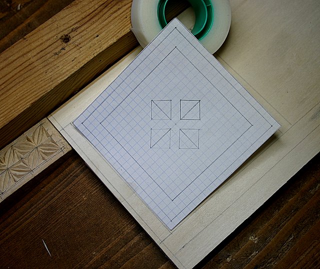 Paso 2: el dibujo fijado a la tabla con cinta adhesiva