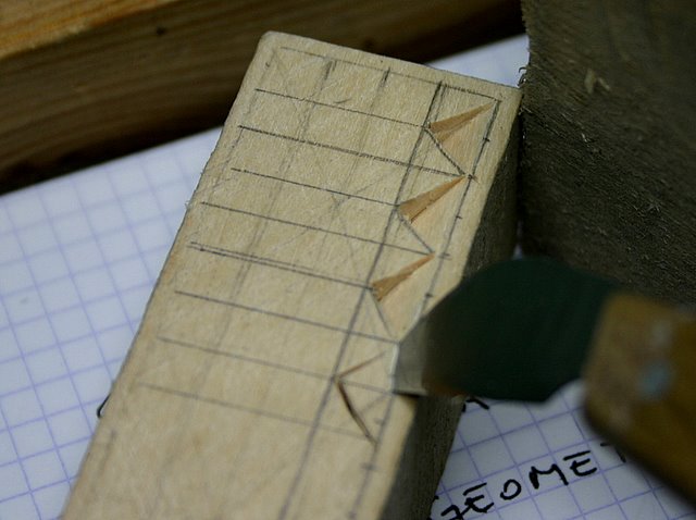 La tabla de prácticas con los triángulos marcados y el primero cortado