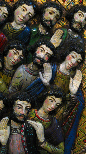 Rostros tallados policromados en un retablo del taller de Paco Salas