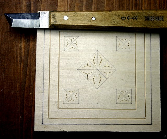 El cuchillo Pfeil C6 dispuesto a abrir las ranuras del chip