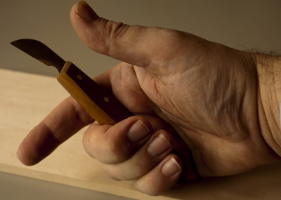 Posición 1: sujetando el cuchillo con tres dedos