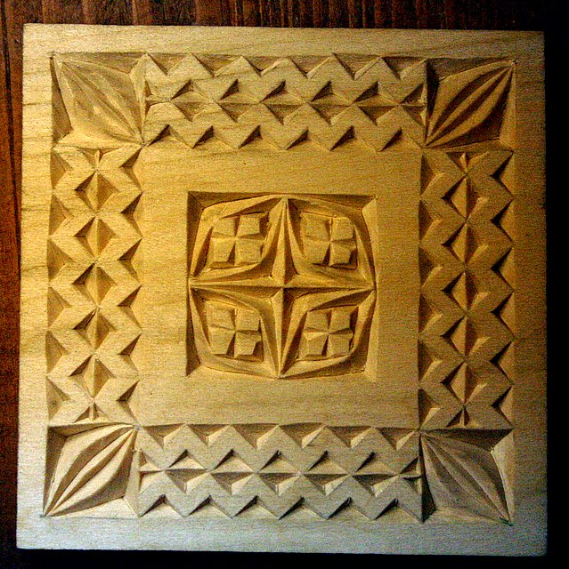 Diseño de chip carving con borde en zig-zag