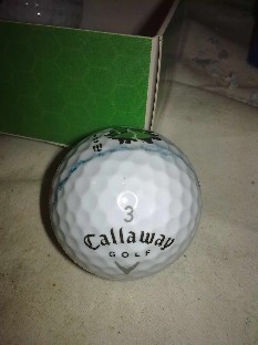 La pelota de golf con la línea dibujada por el contorno