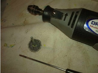 Las herramientas: minitaladro con disco de corte y destornillador
