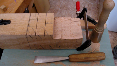 Tallando la madera sobrante con la gubia