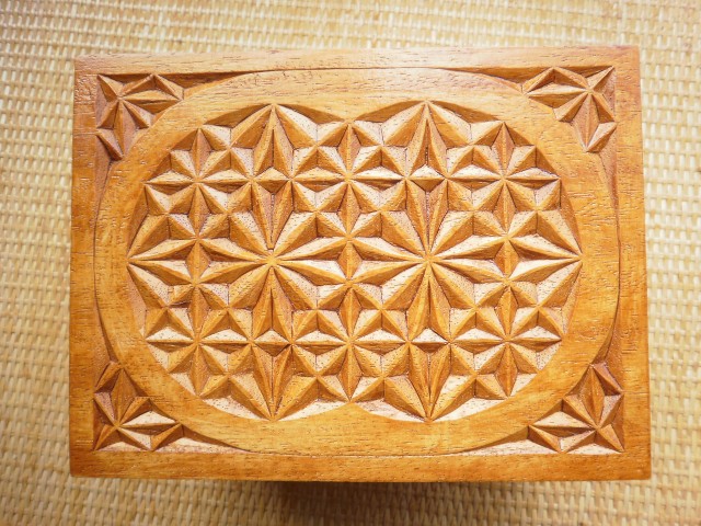 La tapa de la caja, tallada con estrellas y rombos