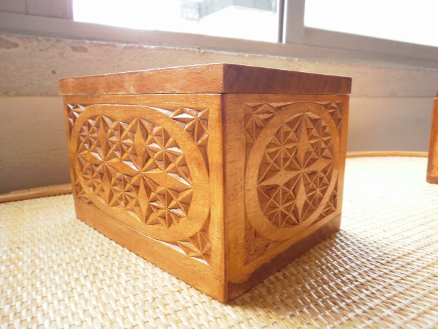 La caja de chip carving acabada, vista lateral