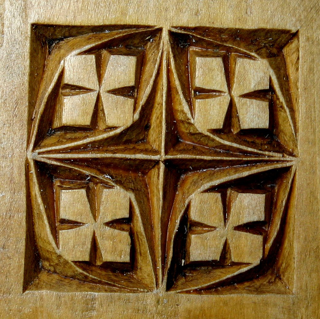 Un motivo cuadrado de chip carving acabado