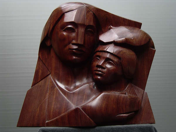 «Maternidad», talla en madera de líneas cubistas