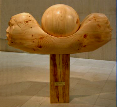 «Contraposición» (2005), talla en madera
