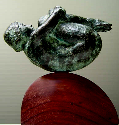 Escultura en bronce sobre base de madera