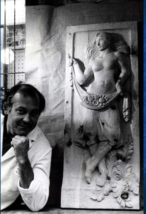 Medina Ayllón junto a su relieve «La primavera» (1984)