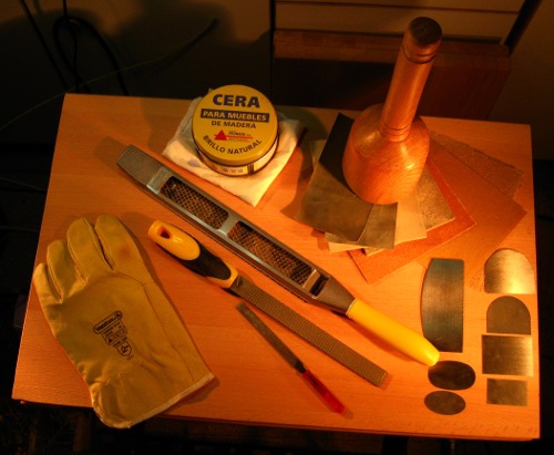Los materiales de acabado: cera, escofina, lija y guantes