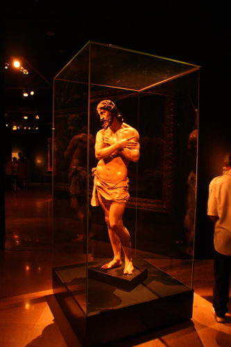 Escultura policromada en vitrina, en la exposición «Lo Sagrado Hecho Real»