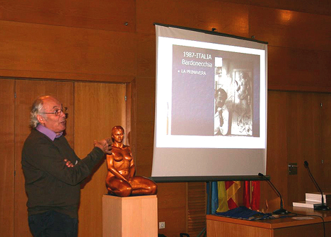 Medina Ayllón presentando su obra «Pudor»