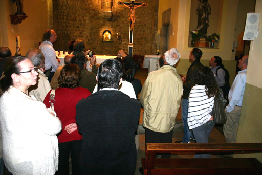 El grupo en el interior de la iglesia, ante el crucificado