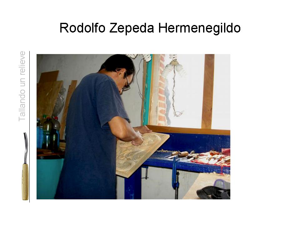 Rodolfo Zepeda tallando un relieve