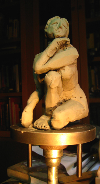 Figura de barro en proceso sobre un soporte giratorio