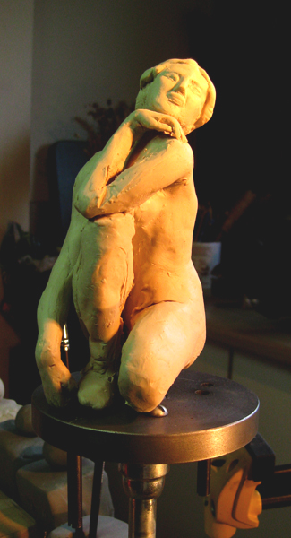 Otra vista de la figura de barro en proceso