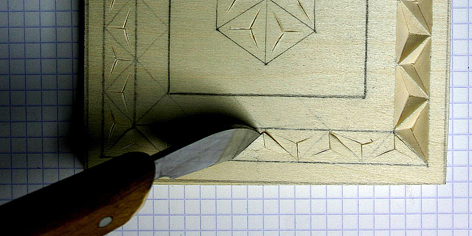 El cuchillo C2 cortando un ejercicio de chip carving