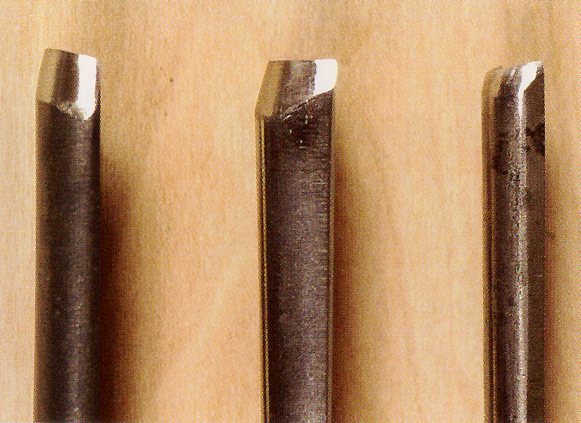 Tres gubias curvadas con distintos tipos de bisel