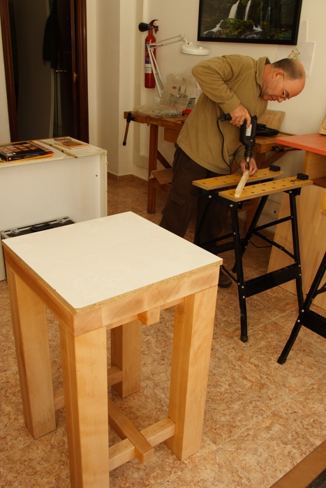 El banco de trabajo del taller y la tabla de tilo en la zona de sujeción