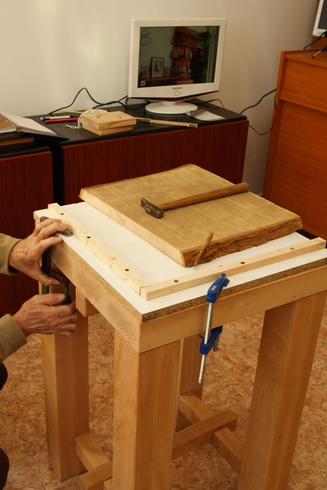 La tabla de tilo fijada a la mesa con sargentos